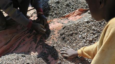 Kinder sortieren im Kongo Steine, die Kobalt enthalten. Das Lieferkettengesetz der Bundesregierung soll dies künftig verhindern. Unser Bild hat Amnesty International zur Verfügung gestellt.  	