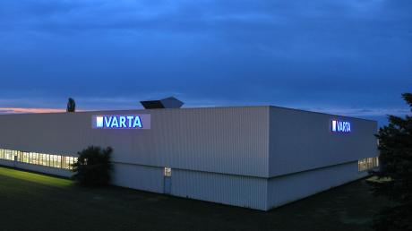 Der Batterie-Hersteller Varta will alle seine Fabriken bis zum Jahr 2027 CO2-neutral betreiben. Auch den Standort Nördlingen. 
