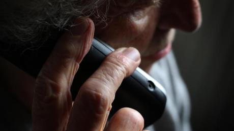 Eine Rentnerin aus Wehringen, nicht die Frau auf dem Bild, wurde von einem Trickbetrüger per SMS um tausende Euro gebracht.