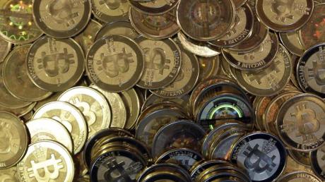 Nach Rekordwerten in der vergangenen Woche erleidet der Bitcoin einen Schwächeanfall. Mit der Entwicklung vom Wochenende brach der Kurs zeitweise um mehr als zwanzig Prozent ein.