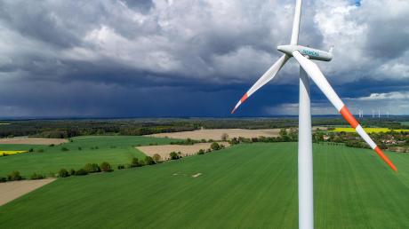 Dunkle Wolken ziehen für Siemens Energy auf: Das Unternehmen will grüner werden und plant, 7800 Arbeitsplätze zu streichen. 