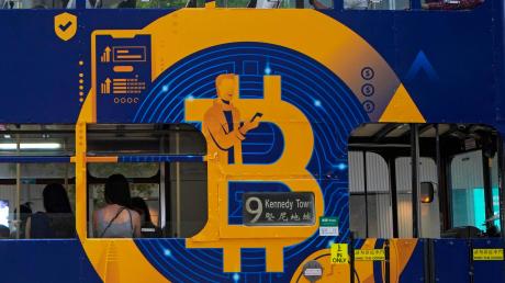 Werbung von Bitcoin auf einer Straßenbahn in Hongkong. China verschärft seinen Kurs gegen privatwirtschaftliche Kryptowährungen wie Bitcoin.