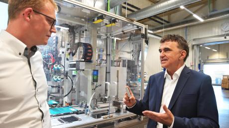 Varta-Chef Herbert Schein (rechts) und sein Produktionsleiter Simon Ziegler erwarten viel von der neuen Hochleistungsbatterie V4Drive.