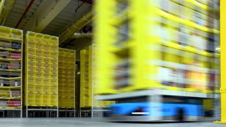Nicht nur Pakete oder Kisten, sondern ganze Regalpaletten fahren die neuen Roboter im Amazon-Logistikzentrum in Graben.  	
