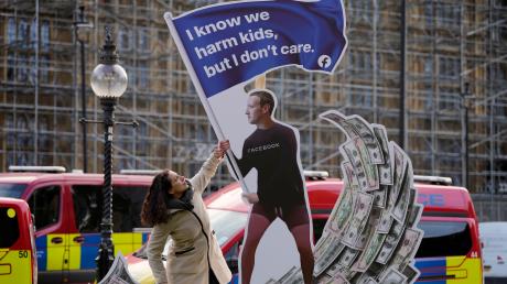 Vor dem Parlament in London gab es Proteste gegen Facebook. Dabei wurde auch eine Figur von Facebook-Chef Zuckerberg gezeigt, dem die Aussage «Ich weiß, dass wir Kinder schädigen, aber mir ist das egal» in den Mund gelegt wurde.