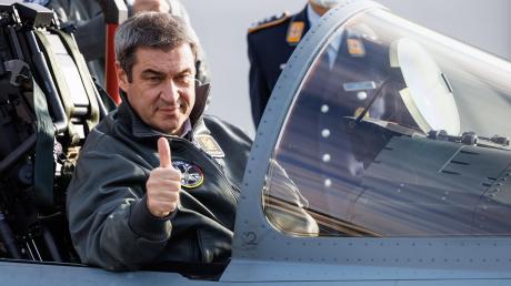Markus Söder nahm gerne im Cockpit des Eurofighters Platz. Auf Twitter postete er ein Foto mit dem Titel „Top Gun in Bayern“ – und sammelte dafür nicht nur nach oben gereckte Daumen.  	