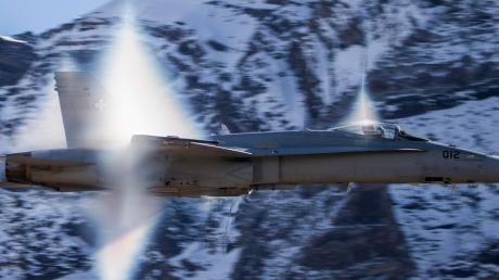 Die Schweizer Luftwaffe hat sie schon länger: Ein F/A-18 Hornet-Kampfflugzeug durchbricht die Schallmauer. 