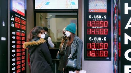 In der Türkei stehen Menschen vor Wechselstuben an, weil die Lira an Wert verliert. 