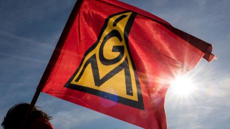 Eine Fahne mit dem Logo der IG Metall.