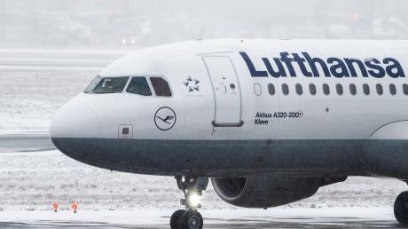 Ein Airbus A320 der Fluggesellschaft Lufthansa auf dem Frankfurter Flughafen.