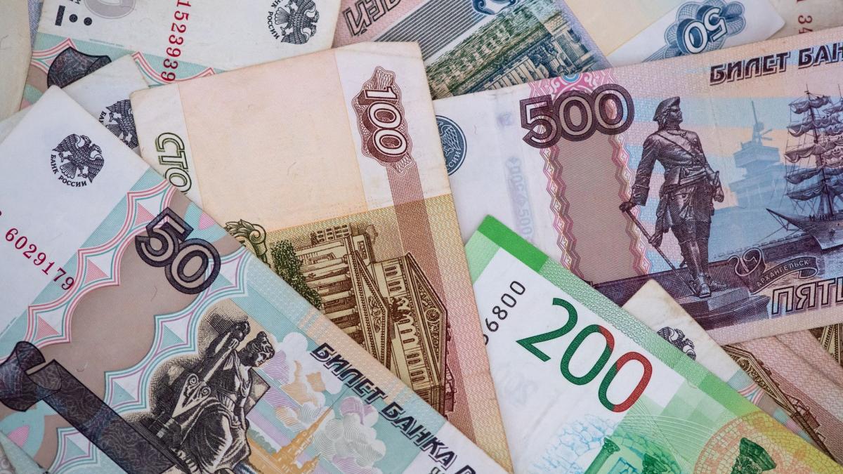#Sanktionen im Ukraine-Krieg: Russische Zentralbank schränkt Devisenhandel ein