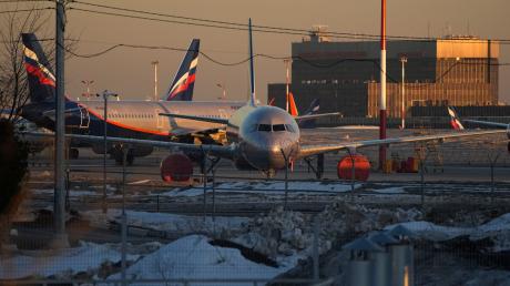 Aeroflot-Passagierflugzeuge stehen auf dem Flughafen Scheremetjewo außerhalb von Moskau.