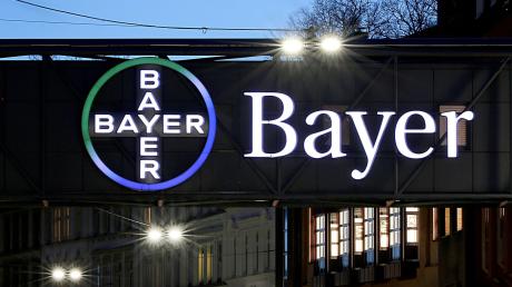 Das Bayer-Kreuz am Werk in Wuppertal. Das Unternehmen hält derzeit am Russland-Geschäft fest.