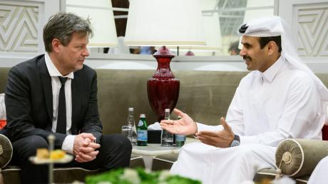 Bundeswirtschaftsminister Robert Habeck im Gespräch mit Katars Energieminister Saad Scharida al-Kaabi.