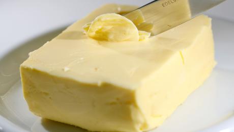 Im September 2017 staunte man noch über zwei Euro für 250 Gramm Butter. Heute kostet das Päckchen teils 3,49 Euro.
