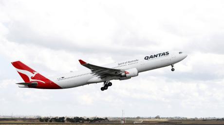 Ein Flugzeug der Quantas Airlines hebt vom Flughafen in Melbourne ab. Bald soll es ohne Pause bis nach New York und London gehen.