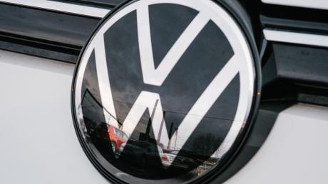 Das Volkswagenwerk spiegelt sich in einem VW Logo - bisher sprudeln die Erträge des Autobauers weiter.