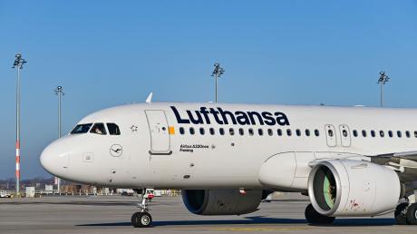 Ein Passagierflugzeug der Lufthansa auf dem Hauptstadtflughafen Berlin-Brandenburg (BER).