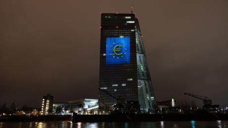 Das Euro-Zeichen auf der Südfassade der Zentrale der Europäischen Zentralbank (EZB) in Frankfurt.