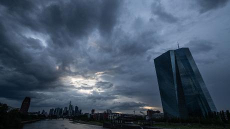 Dunkle Regenwolken ziehen über die Bankenskyline von Frankfurt am Main und die EZB hinweg.
