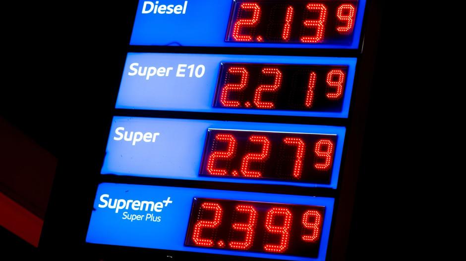 Die Steuerbelastung auf Kraftstoffe sinkt ab Mittwoch bis Ende August um 35,2 Cent pro Liter bei Superbenzin und um 16,7 Cent pro Liter bei Diesel.