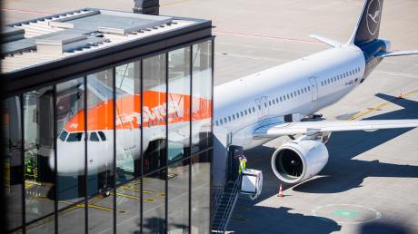 Lufthansa und Eurowings streichen trotz hohem Reiseaufkommen 900 Flüge allein im Juli. Grund dafür ist Personalmangel am Boden.