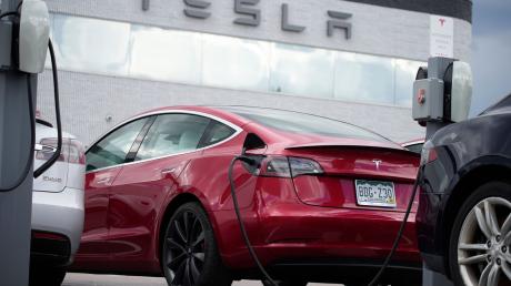 Immer wieder Probleme mit dem Autopiloten: Teslas Software wird jetzt genauer unter die Lupe genommen.
