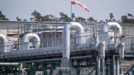 Hier fließt weniger Gas aus Russland hindurch: Blick auf Rohrsysteme und Absperrvorrichtungen in der Gasempfangsstation der Ostseepipeline Nord Stream 1 in Lubmin.