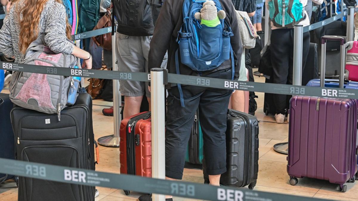 #Tourismus: Chaos an Flughäfen: Politiker fordern dauerhafte Lösungen