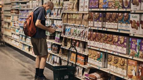 Ein Mann kauft in einem Supermarkt in New York ein. Die US-Wirtschaft ist im Frühling geschrumpft.