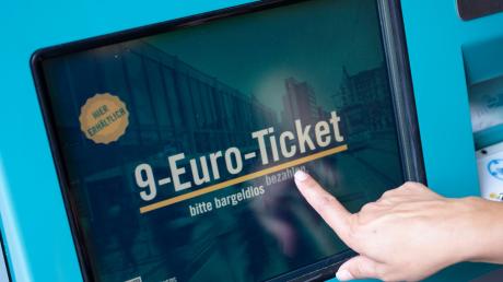 Das 9-Euro-Ticket gehört zu jenen Maßnahmen, die laut einer Studie die allgemeine Preisentwicklung spürbar gebremst haben.