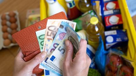 Einer Umfrage zufolge rechnen die Verbraucher in der Eurozone mit einer höheren Preissteigerungsrate.