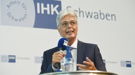 Schwabens IHK-Präsident Andreas Kopton fordert die Wiederinbetriebnahme des AKW Gundremmingen. Er wirft der Staatsregierung unter Horst Seehofer schwere Fehler in der Energieversorgung vor.