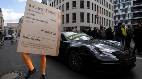 Umwelt-Aktivisten demonstrierten in Berlin für ein 365-Euro-Klimaticket. Sie fordern, dass dafür das steuerliche Dienstwagenprivileg gestrichen werden soll.