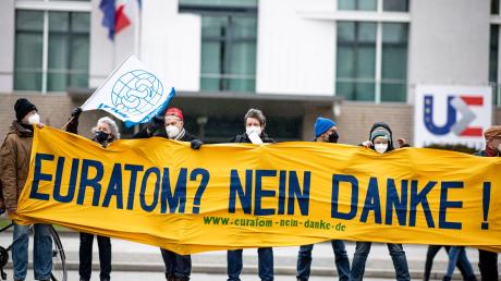 Aktivisten nehmen an der Aktion «EU-Taxonomie retten: Kein Ökolabel für Gas und Atom!» mit einem Banner mit der Aufschrift "Euratom? Nein Danke!" vor der französischen Botschaft am Pariser Platz teil.