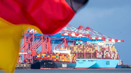 Neues Lieferkettengesetz kommt: Viele Unternehmen exportieren ihre Waren auf dem Schiffweg.