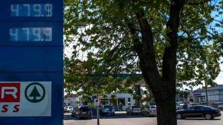 Eine Tankstelle mit amtlich regulierten Preisen im ungarischen Komárom am 27.05.2022.