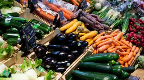 Bio oder Discount? Wegen der hohen Inflation entscheiden sich mehr Konsumenten für die günstigere Variante im Supermarktregal.