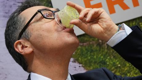 Bundeslandwirtschaftsminister Cem Özdemir probiert einen grünen Smoothie.