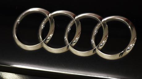 Das Audi-Logo an einem Fahrzeug. Der Ingolstädter Autobauer hat einen Rekordgewinn eingefahren.