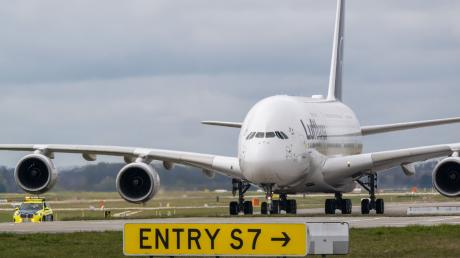 Vor dem Linien-Neustart des Riesenfliegers müssen die Crews der Lufthansa ein umfassendes Trainingsprogramm absolvieren.
