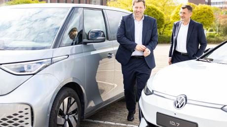 Der SPD-Bundesvorsitzende Lars Klingbeil (l) besucht das Volkswagen-Stammwerk in Wolfsburg.