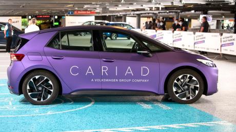 Ein Elektroauto von VW mit dem Aufdruck der Sparte "Cariad" ist während der Internationalen Automobil-Ausstellung (IAA Mobility) zu sehen.