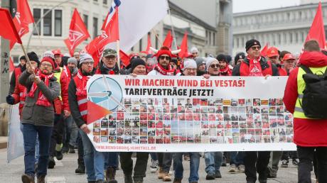 Streikende Mitarbeiter des Windanlagenherstellers Vestas ziehen mit einem Transparent durch die Hamburger Innenstadt (Archivbild).