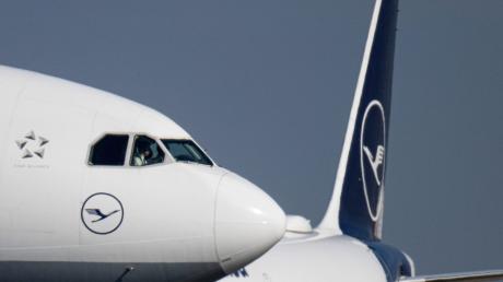 Eine Passagiermaschine der Lufthansa rollt auf dem Flughafen Frankfurt zu ihrer Startposition.
