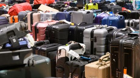 Koffer im Gepäckausgabe-Bereich des Hamburger Flughafens.