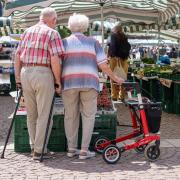 Es gibt für langjährig Versicherte die Möglichkeit bereits mit 63 Jahren in Rente zu gehen, allerdings mit Abschlägen.