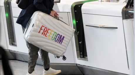 Passagiere der Lufthansa checken in Frankfurt ihr Gepäck an neuen Automaten zur Gepäckaufgabe selbstständig ein.