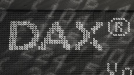 Das Wort «DAX» steht im Handelssaal der Frankfurter Wertpapierbörse an einer Tafel.