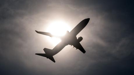 Immer öfter plagt Reisende aber Flugscham - das schlechte Gewissen, klimaschädliche Treibhausgase zu verursachen.